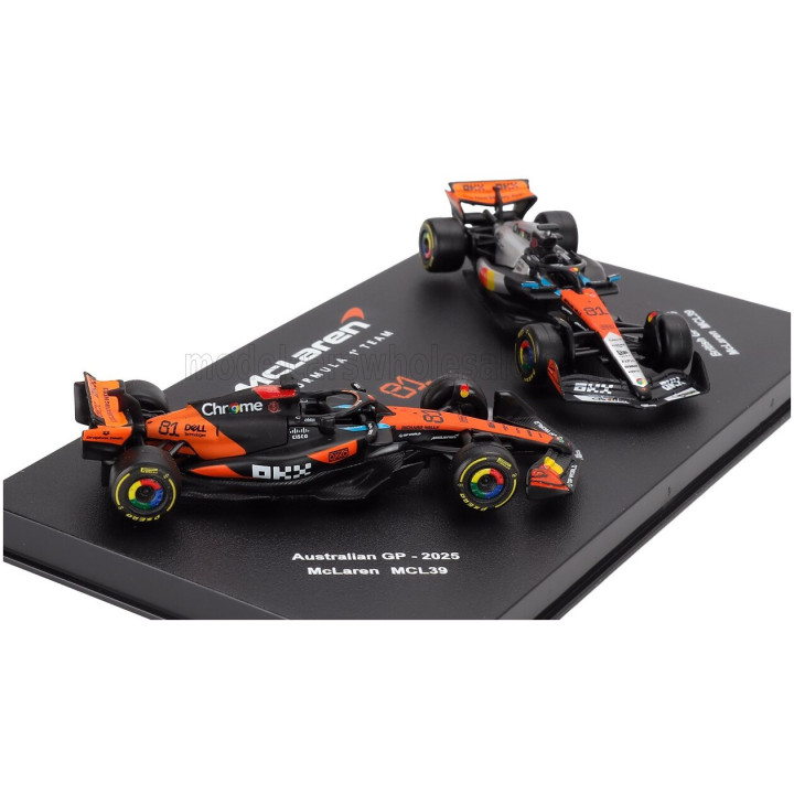 BURAGO McLAREN SET F1 2X MCL39 TEAM MCLAREN N 81 SEASON 2025 OSCAR PIASTRI + GP BRITISH 2025 - CON VETRINA - WITH SHOWCASE