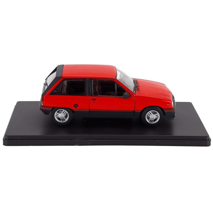 EDICOLA OPEL CORSA 1.3 SR 1983 - CON VETRINA - WITH SHOWCASE - RED 1/24