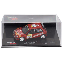 EDICOLA CITROEN SAXO KIT CAR N 37 RALLY MONTECARLO 2001 SEBASTIEN LOEB - DANIEL ELENA - CON VETRINA - WITH SHOWCASE - RED 1/43