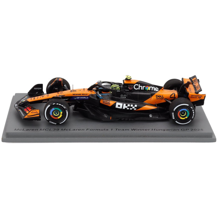 SPARK MODEL McLAREN F1 MCL39 TEAM MCLAREN N 4 WORLD CHAMPION WINNER HUNGARIAN GP (WITH PIT BOARD 200 MCLAREN F1 GP WINS) 2025
