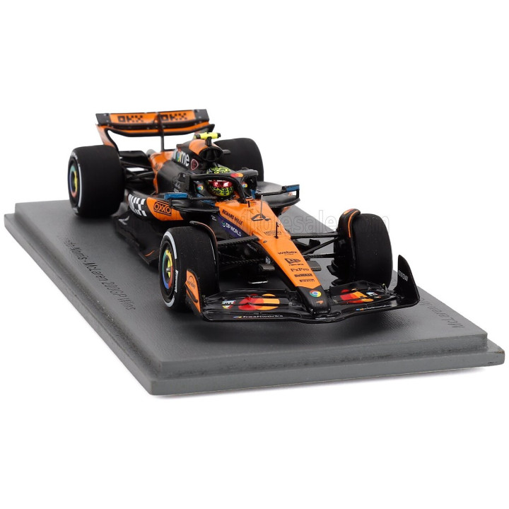 SPARK MODEL McLAREN F1 MCL39 TEAM MCLAREN N 4 WORLD CHAMPION WINNER HUNGARIAN GP (WITH PIT BOARD 200 MCLAREN F1 GP WINS) 2025