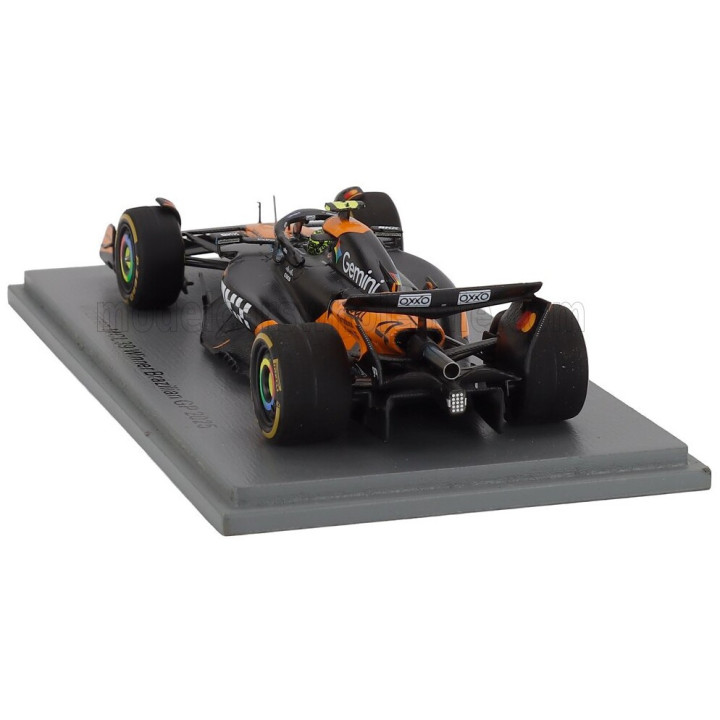 SPARK MODEL McLAREN F1 MCL39 TEAM MCLAREN N 4 WORLD CHAMPION WINNER BRAZILIAN GP WITH PIT BOARD 2025 LANDO NORRIS - ORANGE