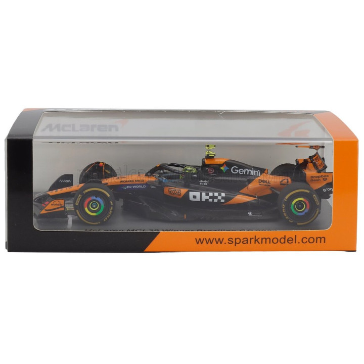SPARK MODEL McLAREN F1 MCL39 TEAM MCLAREN N 4 WORLD CHAMPION WINNER BRAZILIAN GP WITH PIT BOARD 2025 LANDO NORRIS - ORANGE