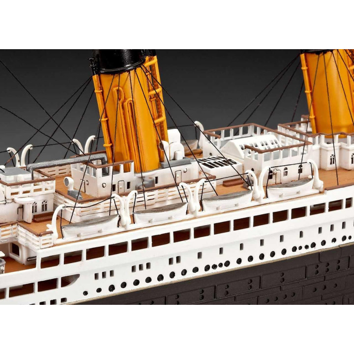 Gift-Set 05715 - R.M.S. Titanic - 100th anniversary edition (1:400)